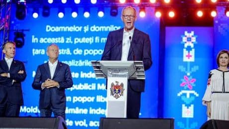 Europäischer Solidaritätsbesuch in Moldau: Merz spricht ein paar Sätze Rumänisch, Macron hält eine ganze Rede