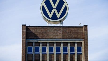 Gewinn von VW bricht im zweiten Quartal ein – Autobauer senkt Prognose