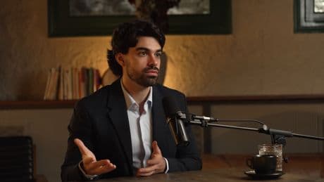 Adrià Solà, experto en comunicación: “Si queremos que nos recuerden, debemos eliminar los elementos que nos bajan valor al hablar”