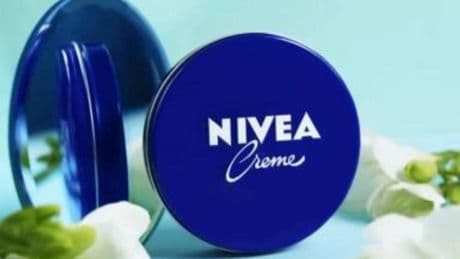 Una dermatóloga confiesa cómo utiliza la crema Nivea para un contorno de ojos hidratado y sin arrugas