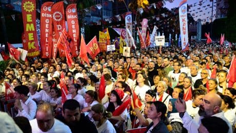 Adana’da yurttaşlar Karalar’ın gözaltına alınmasını protesto etti