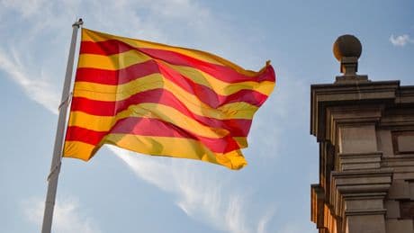 El Parlament da el pistoletazo de salida a los actos de la Diada con la izada de una gran 'senyera' de 54 metros cuadrados