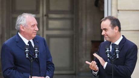 Seulement 2min et 48s: une passation de pouvoir entre François Bayrou et Sébastien Lecornu sous le signe de l'"humilité"