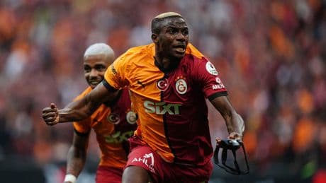 Osimhen kalacak mı? Galatasaraylı yönetici açıkladı!