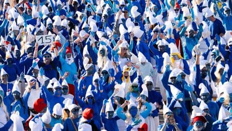 Schlümpfe fluten kleinen Ort in Frankreich - Ein ganzes Dorf total BLAU zum Weltrekord!