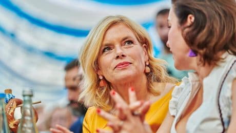 Julia Klöckner besucht Wiesn-Fest – ihr Outfit ist alles andere als traditionell