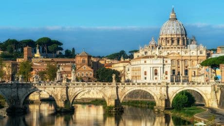 À Rome, une émission de télévision résout un double meurtre et met en cause la police