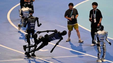 Carreras, tropezones y medallas: Así han sido los primeros "juegos olímpicos" para humanoides