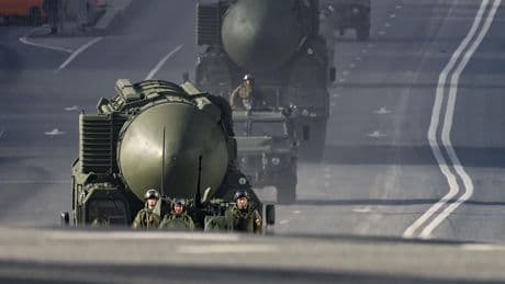 Course aux arsenaux militaires : les traités de désarmement sont-ils bons à déchirer ?