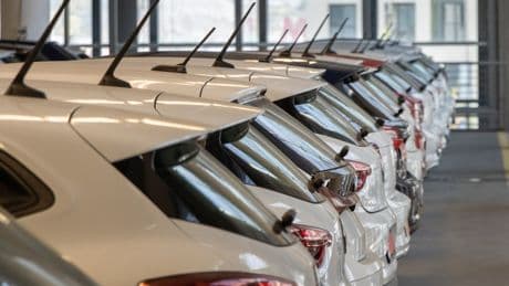 Quanto costa davvero oggi un’auto? In Italia servono otto stipendi per una nuova