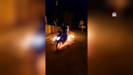 Motosikletlinin tehlike saçan şovu: Motor yanıyor zannettiler