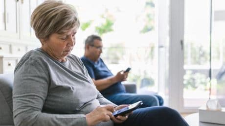 Wenn der Partner ständig am Smartphone hängt