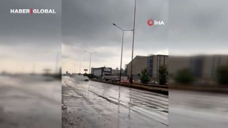 Kuraklığın etkisini hissettirdiği Hatay’da etkili olan sağanak yağmur yolları göle çevirdi