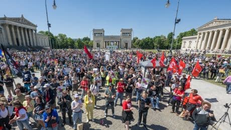 Liveblog zur Merz-Regierung: Wenige tausend Demonstranten für AfD-Verbot