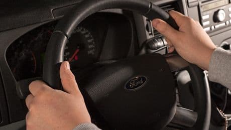 „Zehn vor zwei“ - Warum wir alle falsch Auto fahren