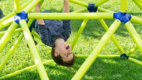 Kinderspiel: Spielhaus selber bauen: So einfach gelingt es mit Konstruktionen aus Kunststoff