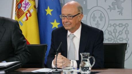 El juez señala minutas del despacho de Montoro "que multiplican por diez" el coste de informes de las consultoras y apunta al soborno