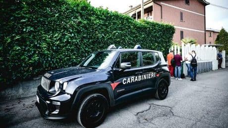 Violentata in strada da uno sconosciuto a Modena, 30enne sotto choc: l'uomo è in fuga, la vittima è in ospedale