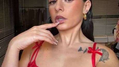 Maestra licenziata per Onlyfans denuncia il padre dell'ex alunno: "Ha pagato..."