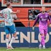 Op een doldwaze zaterdag zetten kleintjes Volendam en Telstar opeens topclubs Ajax en PSV te kijk