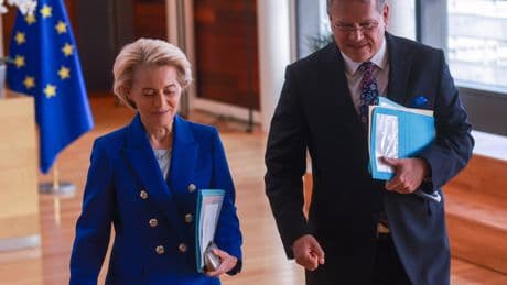 La UE insta a EE UU a definirse en la negociación de aranceles mientras se prepara para el peor escenario