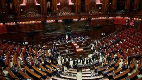 Aria condizionata troppo alta, la protesta dei deputati alla Camera: «Rischiamo la broncopolmonite». E scoppia la polemica