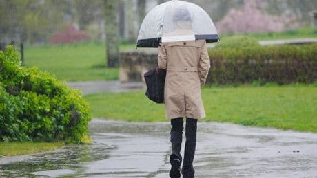 UK weather: Met Office warns of heavy rain over Bank Holiday weekend before temperatures soar to 23C
