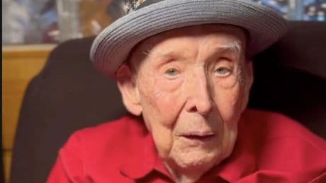 Addio a "Papa Jake" Larson, il veterano del D-Day diventato leggenda su TikTok: è morto a 102 anni