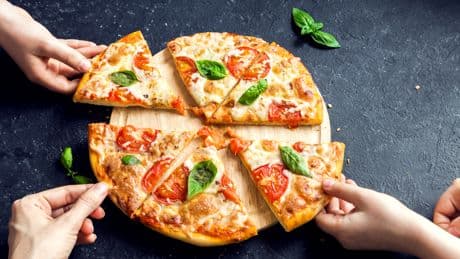 Richtig halten: Mit diesem Trick genießen Sie Pizza ohne Kleckern