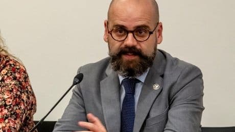 Dos asociaciones retan a Sánchez a identificar a los jueces «que hacen política» o se querelle