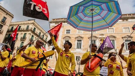 Socorristas protestan ante el Ayuntamiento de Barcelona para pedir mejores condiciones en su primera jornada de huelga