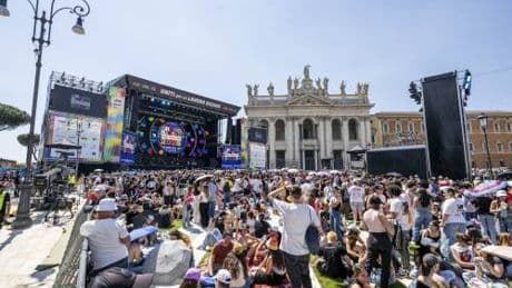 Accerchiata e palpeggiata da tre tunisini. L'orrore tra la folla del Concertone
