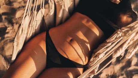 La crema bronceadora más escogida por las mujeres es española, no mancha la ropa y deja la piel dorada durante semanas