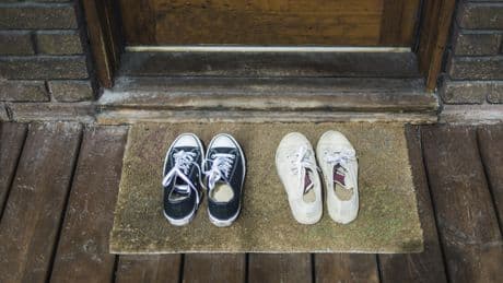 Forschende warnen: Warum Sie Ihre Schuhe immer vor der Tür ausziehen sollten