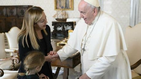 Meloni e i Papi, i rapporti, le relazioni e le intese: da Ratzinger a Prevost