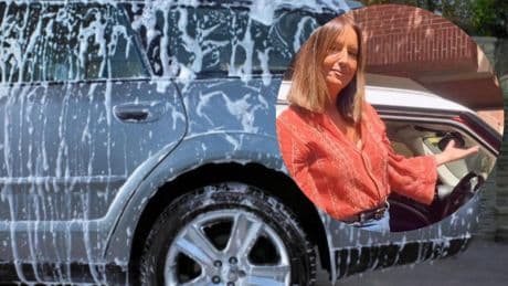 Lucía recupera tu coche en minutos y te enseña a dejarlo como nuevo: son trucos que no fallan ni con los años"
