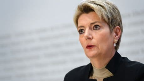 La Suisse visée par des droits de douane de 39% dès jeudi: sa présidente s'envole pour Washington pour faire "une offre plus attrayante" à Trump