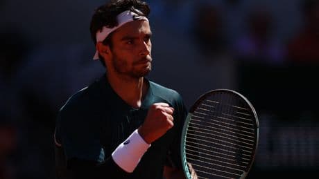 Roland-Garros : dans la douleur, Lorenzo Musetti rejoint les 8es