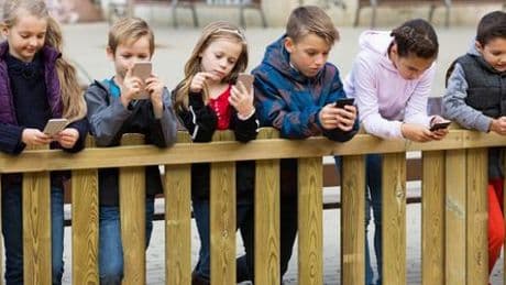 Smartphones und Kinder: Verein »Smarter Start ab 14« setzt sich für Handyverbot ein