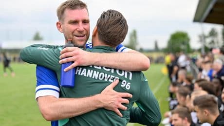 Nach Comeback gegen Hannover 96 - Mertesacker macht endgültig Schluss