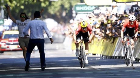 Ciclistas y ‘gentlemen’: Pogacar se cae al final de la etapa del Tour de Francia y los rivales le esperan