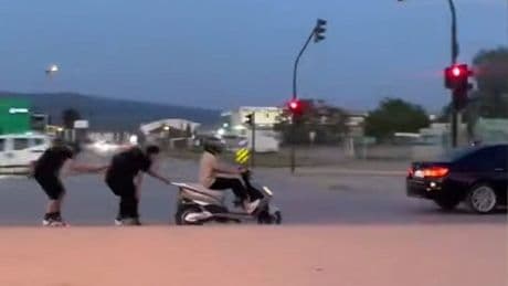 Bursa'da patenli gençlerin tehlikeli yolculuğu kamerada