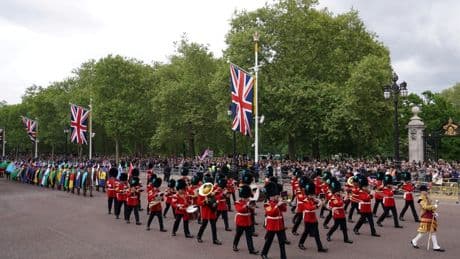Weltkriegsgedenken in London: Charles salutiert der Ukraine