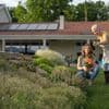 Van zaaien over snoeien tot je zonnepanelen: zo maak je je tuin nú in 5 stappen klaar voor de zomer