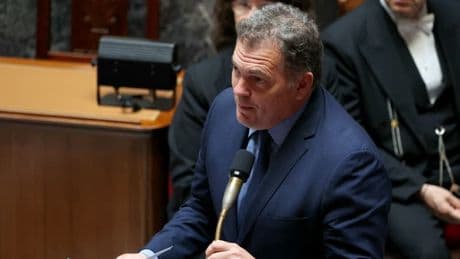 Grève des contrôleurs aériens: le ministre des Transports dénonce des revendications "inacceptables" et se dit prêt "à tenir bon"