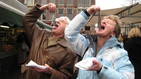 Veiling eerste vaatje haring levert 89.500 euro op voor gezonde jeugd