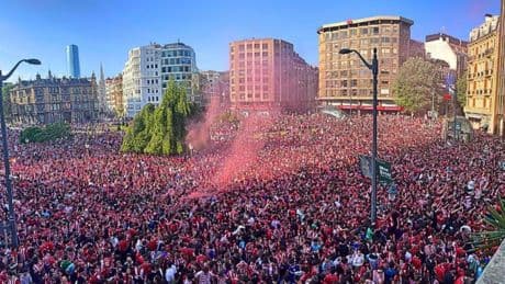 ¡Ambientazo espectacular en Bilbao para acompañar al equipo hasta San Mamés!