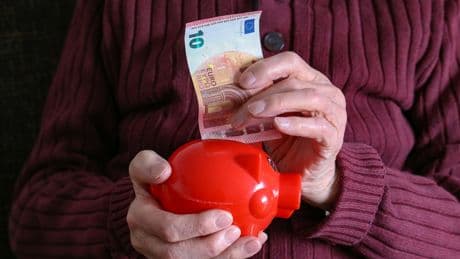 Los cotizantes deberían pagar 1.500 euros más al año para eliminar el déficit de las pensiones