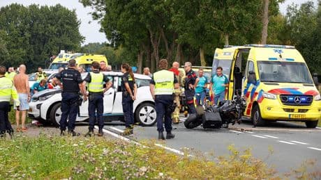 Motoragent in burger komt om het leven na botsing met auto