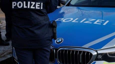 Man rijdt in Duitsland in op mensen, onder wie zijn eigen vrouw en kind